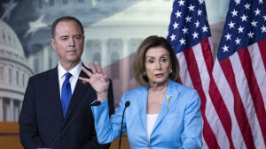 Adam Schiff, ordförande för representanthusets underrättelseutskott och talman Nancy Pelosi höll en presskonferens om riksrättsutredningen också den 2 oktober. Adam Schiff, ordförande för representanthusets underrättelseutskott och talman Nancy Pelosi höll en presskonferens om riksrättsutredningen också den 2 oktober.
