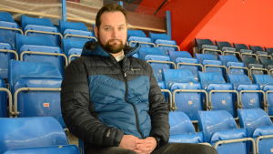 Pekka Keskinen, tf chef för Vasa fängelse och byrån för samhällspåföljder i Vasa, går ofta på Vasa Sports matcher. Man i vinterjacka på tom läktare.