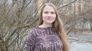 Hanna Duvnäs-Liikanen förespråkar hållbarhet. En ung kvinna står framför ett syrenbuskage.