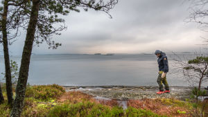 Det är förvånansvärt svårt att gå långsamt. Johanna Sandin lyckas ändå till slut. Johanna Sandin går på klippan. Hon tittar neråt. Havet syns i bakgrunden.