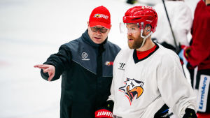 Risto Dufva inleder nu sin andra säsong som Sports tränare. Risto Dufva och Roope Talaja.
