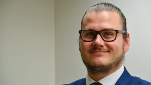 Det har varit ett spännande uppdrag, kommenterar Hällfors tiden som ordförande för kommunstyrelsen i Lappträsk. man med skägg