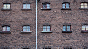 Fångarna får ta emot besök under julhelgen, med undantag för julaftonen. Fängelse utifrån.
