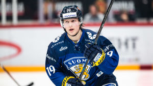 Ville Petman tog en av de sista platserna i truppen. Närbild på hockeyspelaren Ville Petman.
