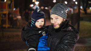 Mikael, som endast vill figurera med förnamn, har bott på landsbygden tidigare. Om sonen Artur fick en dagisplats långt borta skulle det inte vara ett oöverkomligt problem. En man står med ett barn i famnen och ser in i kameran. De är utomhus och de har höstiga kläder på sig.