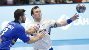 Miro Koljonen. Miro Koljonen passar bollen samtidigt som han uppvaktas av en israelisk spelare