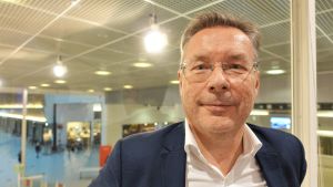 Peter Forsström säger att marknaden för paketresor är stabil. Närbild på Peter Forsström som är ordförande för Finlands resebransch förbund.