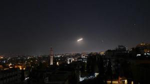 Syriskt luftvärn i Damaskus avfyrade tidigt i går morse luftvärnsmissiler mot inkommande israeliska missiler. Syriskt luftvärn i Damaskus avfyrade tidigt i går morse luftvärnsmissiler mot inkommande israeliska missiler.