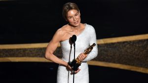Tack. Tack. Renée Zellweger belönades för sin roll som Judy Garland. Renée Zellweger tar emot sitt pris för bästa kvinnliga huvudroll.