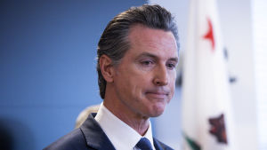 Kaliforniens demokratiske guvernör Gavin Newsom var mycket allvarlig under torsdagens presskonferens. Kaliforniens demokratiske guvernör Gavin Newsom var mycket allvarlig under torsdagens presskonferens.