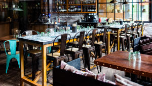 Restaurangerna har stått tomma sedan mitten av mars och kommer att fortsätta med det tills tidigast mitten av maj. Bilden är från en stängd restaurang i Esbo. En tom restauranglokal.