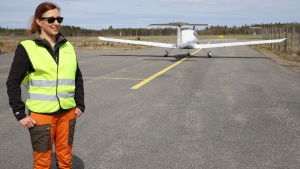 Varpu Kaivola är frivilligt med som spanare vid Åbo flygklubb. Metsäpalojen valvontalento, tehtävänjohtaja Varpu Kaivola.