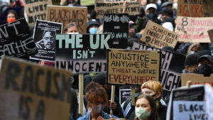 Brittiska demonstranter i London 6. juni 2020, påminner om att också den brittiska polisen måste göra upp med rasismen inom poliskåren.