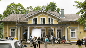 Rickman jobbar just nu med intima scener i den finlandssvenska filmen "Den svavelgula himlen". En bild på en gul villa.