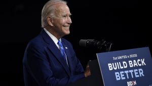 Joe Biden är demokraternas presidentkandidat. Joe Biden leendes vid ett poedium.