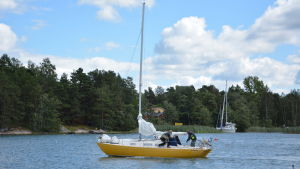 De flesta känner till reglerna till havs. Segelbåt seglar ut från Nagu gästhamn