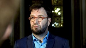 Timo Harakka (SDP) berättade kort på torsdagen om den nya modellen som baserar sig på att testa dem som reser in till Finland. Minister Timo Harakka tittar åt sidan. Bilden är i en närbild på ministern.