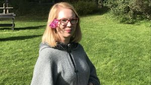 Maria Turtschaninoff har låtit sig inspireras av folksagor och myter i sitt eget skrivande. Maria Turtschaninoff i trädgården