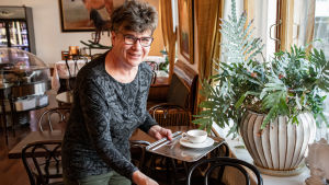 Irmeli Veittikoski driver café Cabriole i Borgå. Cafédelägaren Irmeli Veittikoski