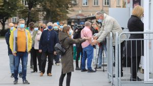Människor desinficerade sina händer innan de gick in i vallokalen. Den här bilden är tagen i Vilnius redan under förhandsröstningen i början av veckan. Människor desinficerade sina händer innan de gick in i vallokalen. Den här bilden är tagen i Vilnius redan under förhandsröstningen i början av veckan.