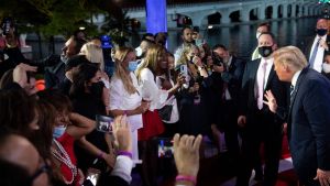 President Trump pratade en stund med publiken när NBC:s utfrågning var över. President Trump pratade en stund med publiken när NBC:s utfrågning var över.
