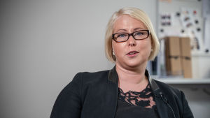 - Det kan vara knepigt att bevisa inneluftsproblem i rätten, säger fastighetsjurist Marina Furuhjelm. En kvinna sitter inne i ett rum. Hon ser in i kameran.
