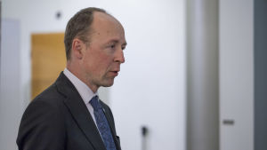 Jussi Halla-ahos målsättning är att hans parti ska vara störst i kommunalvalet 2021. Mansperson i kostym.