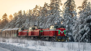 Några år framöver kommer dessa tåg att fortsätta trafikera Hangöbanan. Dieselvetureiden vetämä tavarajuna talvella.
