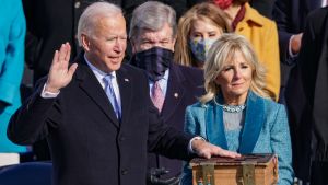 Joe Biden svär presidenteden. Hustrun Jill håller i jättebibeln som är en familjeklenod. Joe Biden svär presidenteden den 20 januari 2021. Bredvid honom frun Jill Biden som håller Bibeln i famnen.