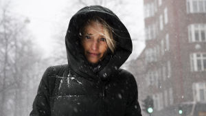 Arkitekten Helena Sandman är tillbaka i Helsingfors efter en tung resa till Tanzania. Helena Sandman fotograferad utomhus i Helsingfors.