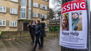 Everards efterlystes med bland annat affischer i London. Närbild på en affisch där Sarah Everard efterlyses. I bakgrunden kan man se två kvinnor promenera förbi.