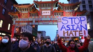 Människor tågade till minnet av offren för dödsskjutningarna i Atlanta i Chinatown i Washington på onsdag kväll. Människor tågade till minnet av offren för dödsskjutningarna i Atlanta i Chinatown i Washinton på onsdag kväll.