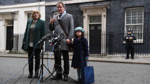 Journalisten Nazanin Zaghari-Ratcliffes man Richard Ratcliffe och dotter Gabriella samt svärmor Barbara talar till pressen efter ett möte med premiärminister Boris Johnson 23.1.2020. Journalisten Nazanin Zaghari-Ratcliffes man Richard Ratcliffe och dotter Gabriella samt svärmor Barbara talar till pressen efter ett möte med premiärminister Boris Johnson 23.1.2020