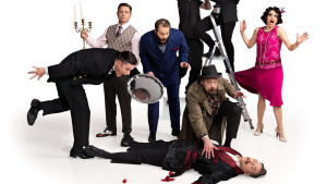 Succéfarsen The play that goes wrong från London blir höstens första premiär på Svenska Teatern. Sju skådespelare står kring en liggande kropp i humoristiska poser mot en vit bakgrund.