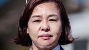 Jeon Hwun-Sok, en av demonstranterna, tvingades lämna sitt barn för adoption. Det har hon ångrat i trettio år. Närbild på kvinna som tittar rakt in i kameran.