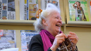 Många goda skratt under stickcaféet. På bilden Desirée Kantola. Desirée Kantola leder stickcaféet i Tessjö.