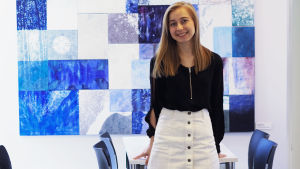 Sociologistuderanden Julia Erginöz, 21 år, säger att hon inte behöver ett körkort i den livssituation som hon är i nu. – Min mamma har inte heller körkort och vi har ingen bil. Jag bor dessutom mitt i centrum, så jag har känt att om jag skaffar körkort så kommer jag aldrig att kunna upprätthålla mina körkunskaper. Det är lika bra att jag inte har körkort nu, säger hon. Sociologistuderande Julia Erginöz.
