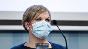 Centern meddelade i går att partiet motsätter sig höjningar av bränslepriserna – och det med näbbar och klor. Annika Saarikko vid en presskonferens i oktober 2020.