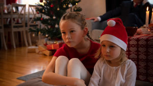 Barn som tittar på på Kalle Anka på julafton.