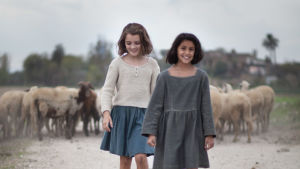 Elena och Lila skolkar från skolan för de vill se havet Lila (Ludovica Nasti) och Elena (Elisa del Genio)