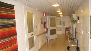 Ingahemmet var tidigare ett åldringshem. Det stängdes 2012 på grund av omoderna och oändamålsenliga lokaliteter. En ljus korridor i ett åldringshem.