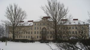 Så här såg huvudbyggnaden på Ekåsenonrådet ut i mars 2009, några månader efter att Milton Lahtinen fötts. I januari ska han besöka huvudbyggnaden som nu är Raseborgs stadshus för att få gratulationer av staden eftersom han är det första barnet som föddes i den nya staden. Huvudbyggnaden vid Ekåsens psykiatriska sjukhus.