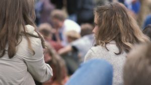 Ibland kan det bästa vara att vara brutalt ärlig. "Jag tycker inte du skall söka till Idol, du sjunger inte så bra. Men du är bra på andra saker!". Det är många gånger skonsammare att säga sanningen än att låta personen i fråga leva med falska förhoppningar. Två flickor sitter och samtalar