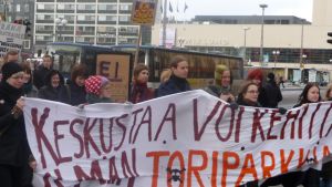 Otaliga demonstrationer har ordnats mot den planerade parkeringen under Salutorget. Demonstration mot torgparkeringen i Åbo