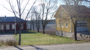 Två föreningshus i Backgränd. Det röda är hembygdsföreningens Backdala och det gula huset är Backgränd FBK:s. Det är troligtvis i det gula huset man gör i ordning ett kontor för distansarbetare. Arkivbild. Vy över föreningshuset Backdala och FBK i Backgränd.