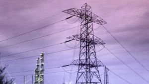 Energiförsöjningen och elnätet hör till de mål som riskerar råka ut för en omfattande cyberattack. Kraftledningar vid kraftverk