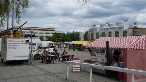 Går Hakalax ända ner till Stadssundet eller börjar det först bakom ämbetshuset? Torget i Karleby sommartid