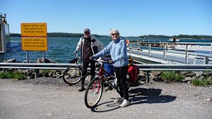 Arkivbild. Allt fler vill utforska Åbolands skärgård på cykel. Cykelturister vid Lillmälö färjfäste i Pargas
