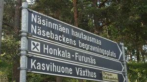 Nybygget kunde placeras intill det nya området vid Näsebackens begravningsplats i Borgå (arkivbild). Vägskyltar på Näset