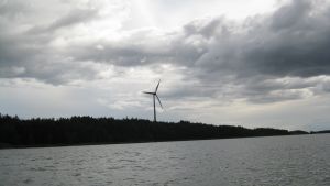Den sista möllans öde var länge ovisst. I praktiken har möllan stått stilla i ett par års tid. Den provkördes i vintras inför försäljningen. Vindmöllan i Barösund